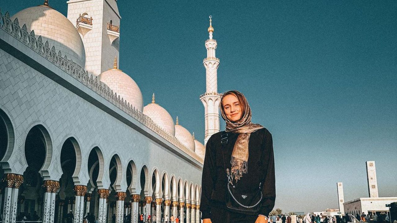 Elena Rybakina at the Grand Mosque, Abu Dhabi, enjoying her life without a boyfriend.