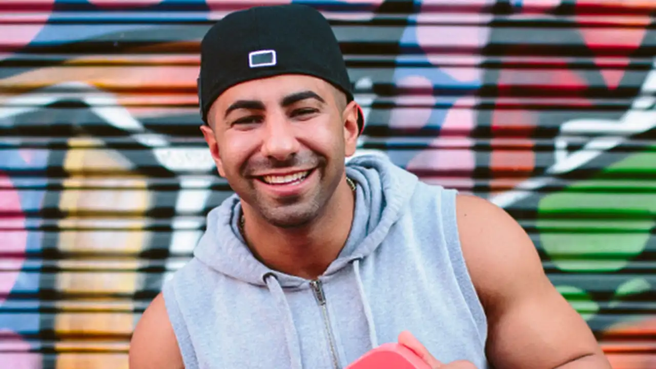 FouseyTube doesn't have a girlfriend right now. He has had a couple of relationships in the past but right now he is most likely single. spritelybud.com 