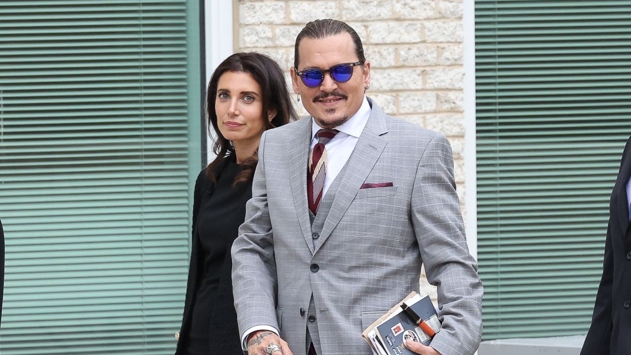  Johnny Depp's girlfriend was rumored to be Joelie Rich. According to People magazine, they were dating at that time but it wasn't anything serious. spritelybud.com
