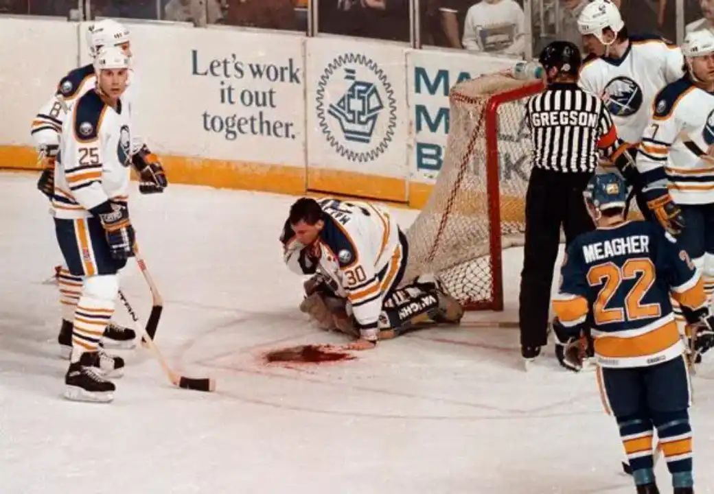 Clint Malarchuk got a scar on his neck after a horrible accident occurred during a game in 1989. spritelybud.com