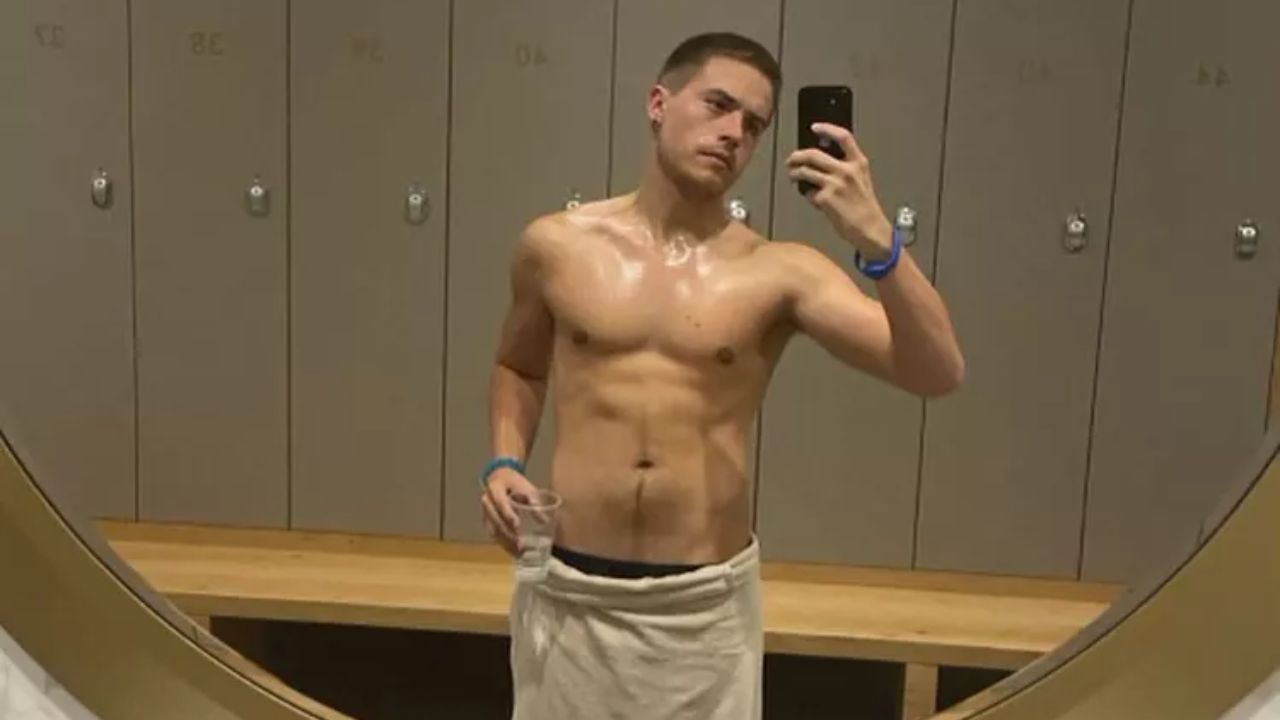 Dylan Sprouse doesn't have tattoos in real life. spritelybud.com