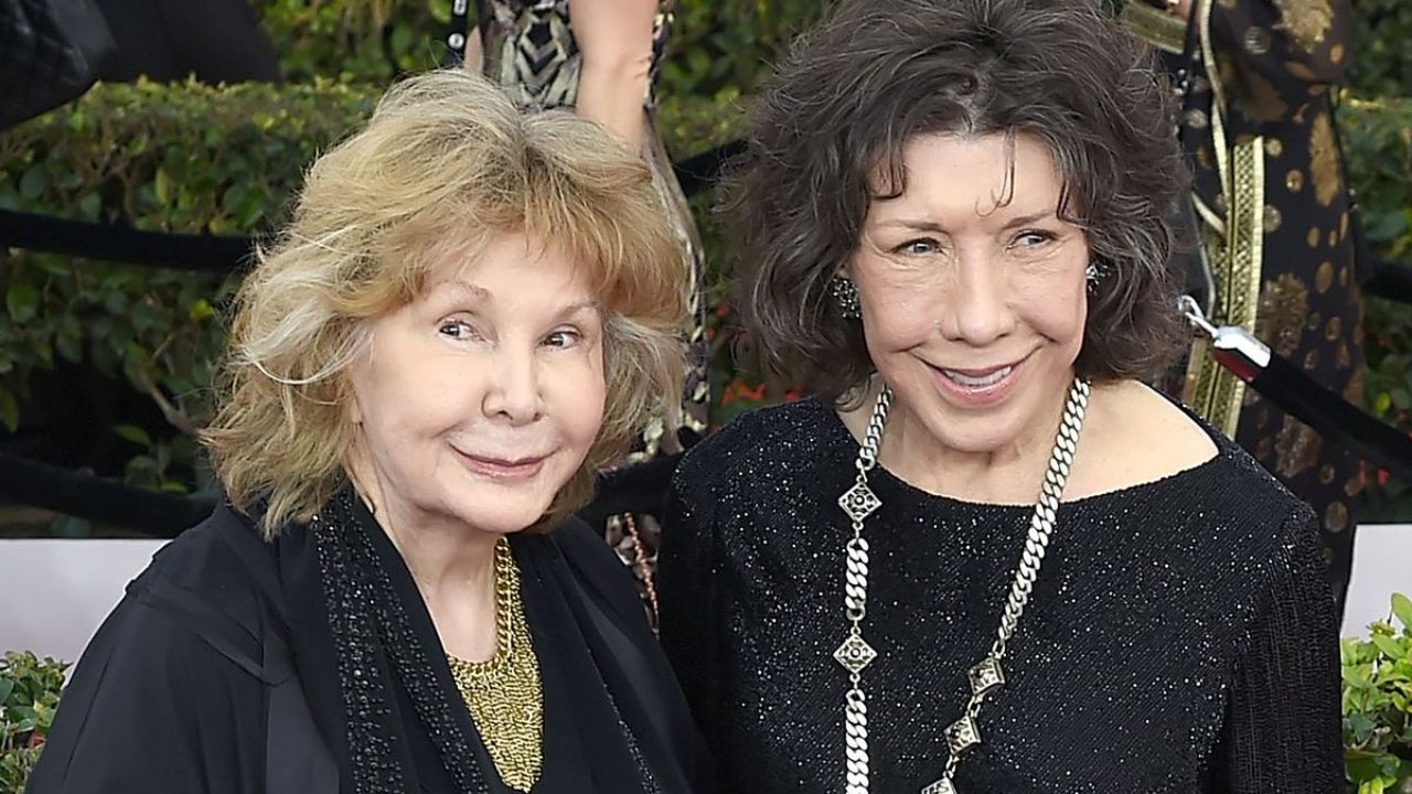 Lily Tomlin identifies as a lesbian and is married to Jane Wagner. spritelybud.com