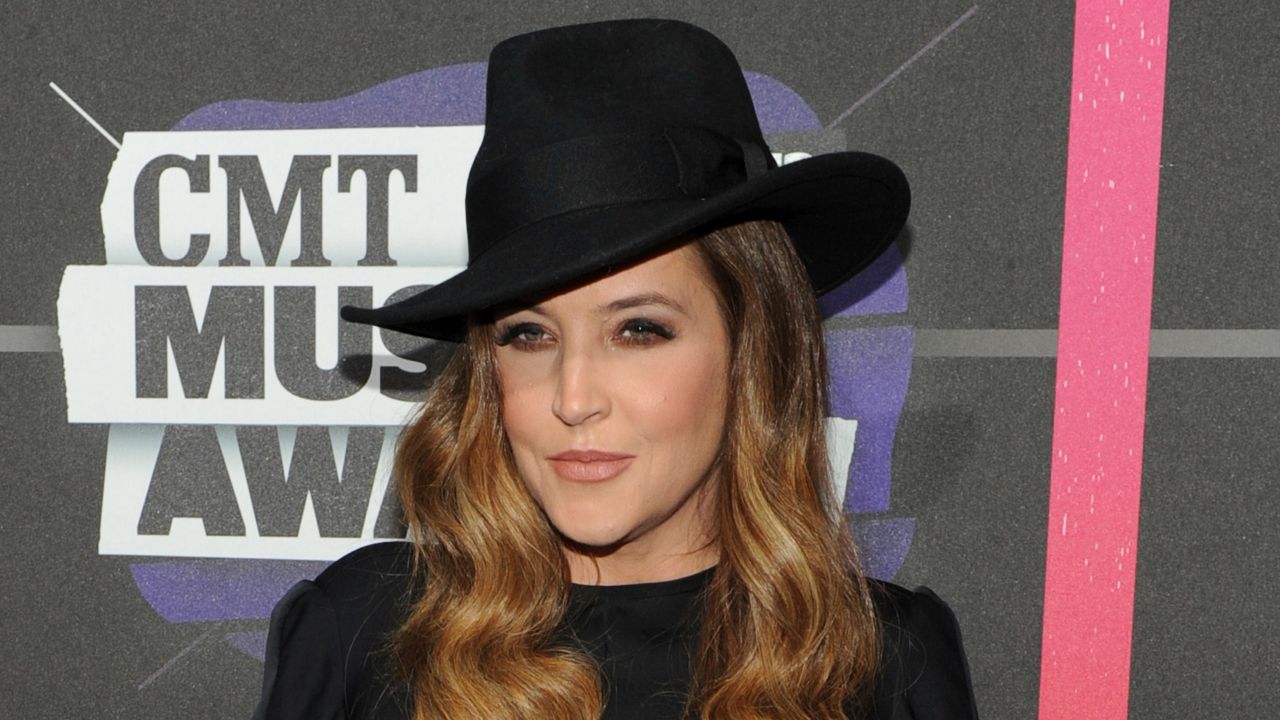 Lisa Marie Presley received bariatric surgery to look attractive. spritelybud.com
